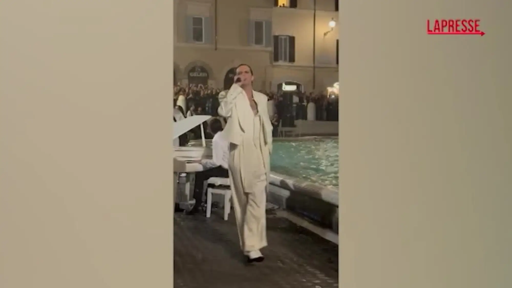 Achille Lauro, show a sorpresa alla Fontana di Trevi