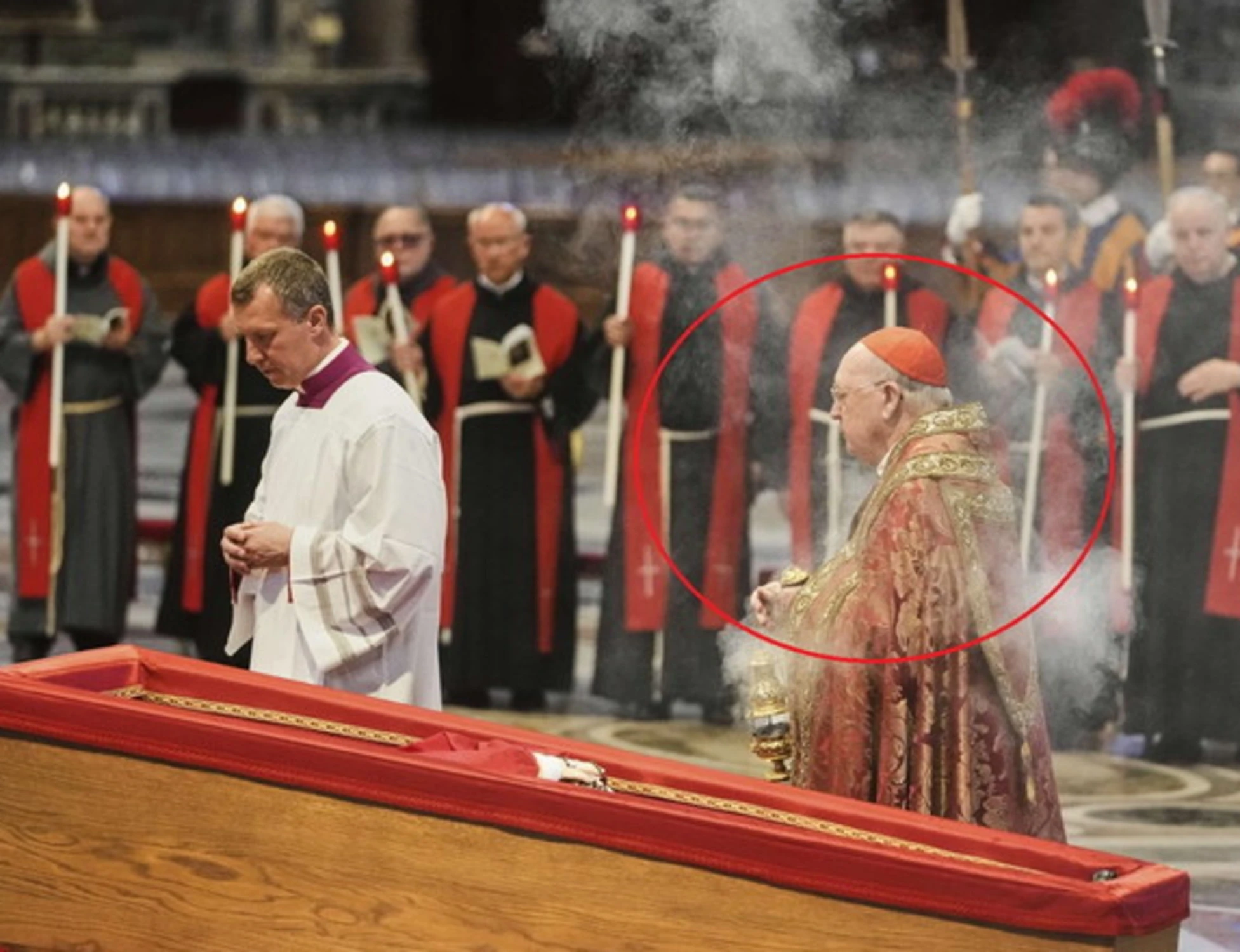 Papa Francesco, lo smacco del cardinale Farrell: cosa ha indossato