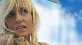 Justine Mattera, fuochi di fine estate: aspetta l'aperitivo così, una foto molto "generosa"...
