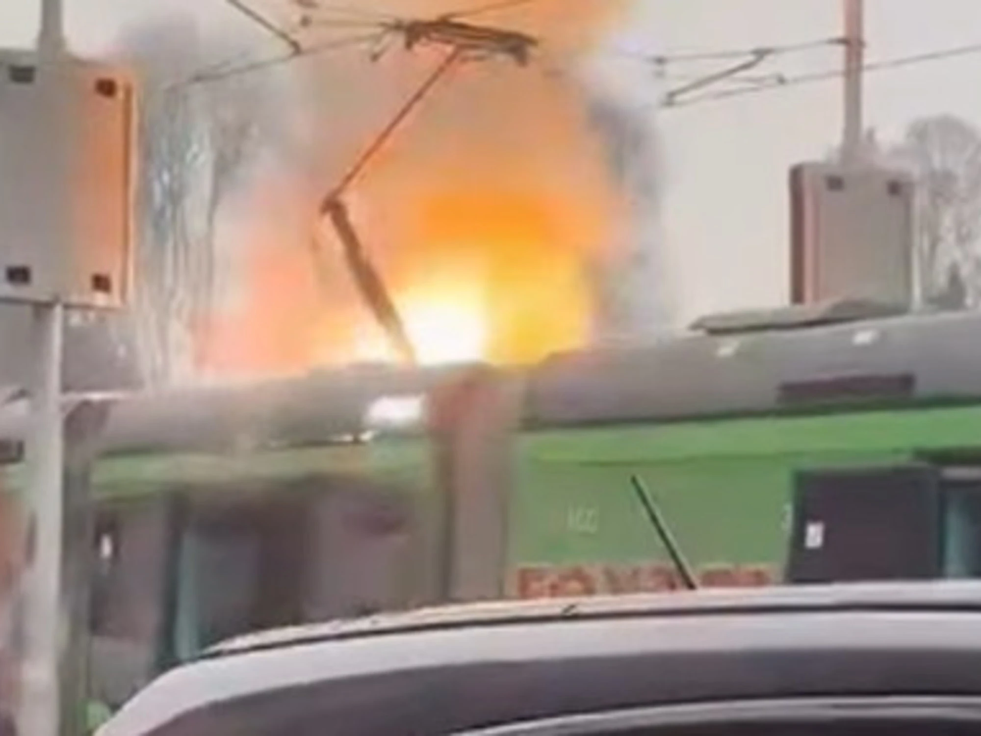 Tram prende fuoco a Milano, paura in via Bruto: "Una forte frenata, poi fumo ovunque"