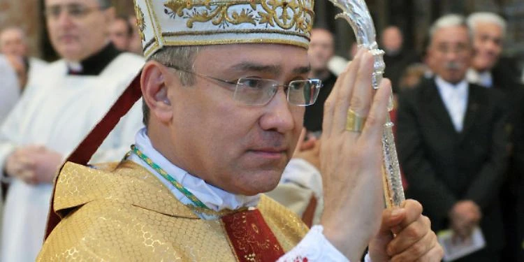 Papa Francesco, il dossier sugli abusi del fedelissimo: l'inquietante silenzio, storiaccia in Vaticano