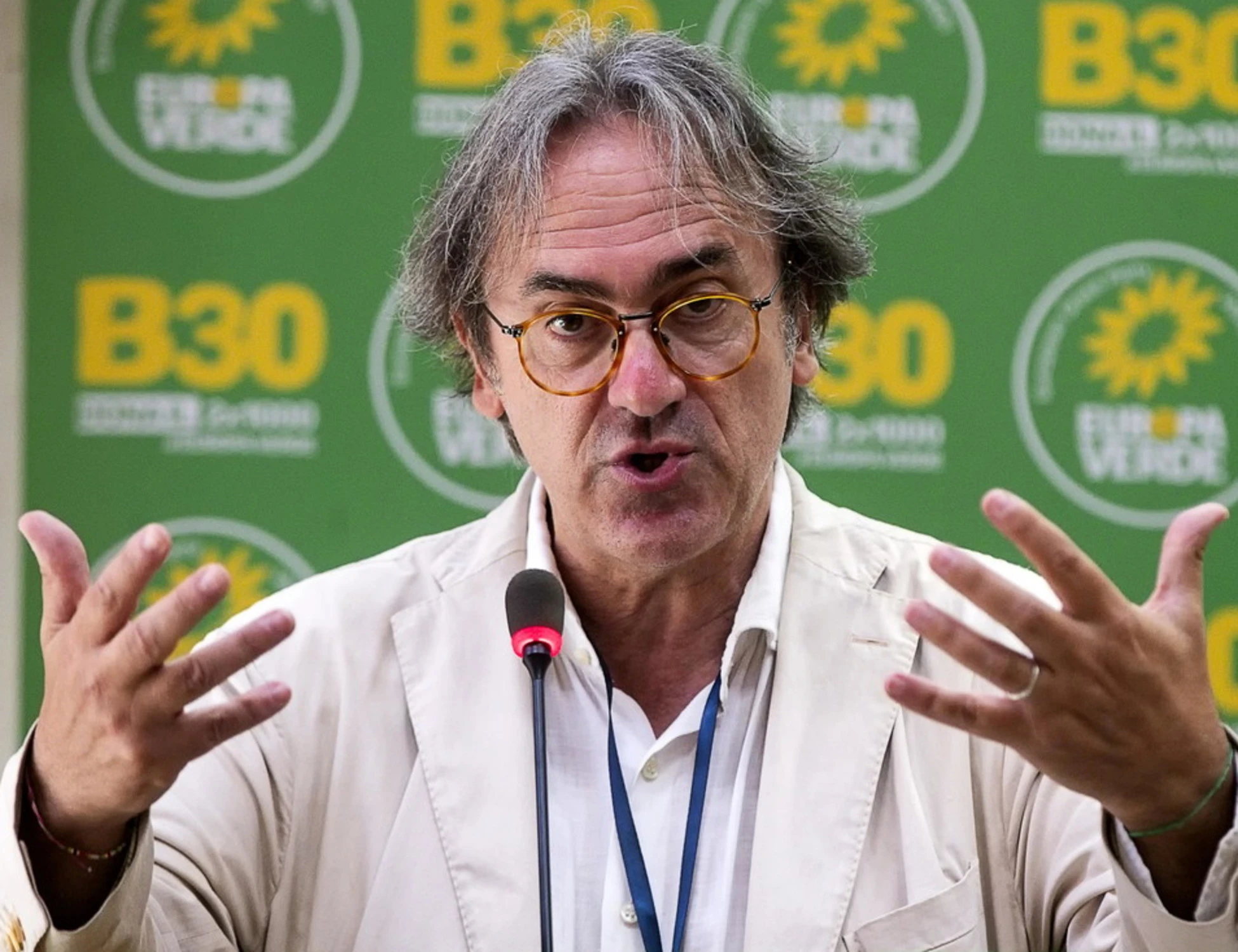 Angelo Bonelli insulta una donna che lo critica: "Ma che cog*** sei?"