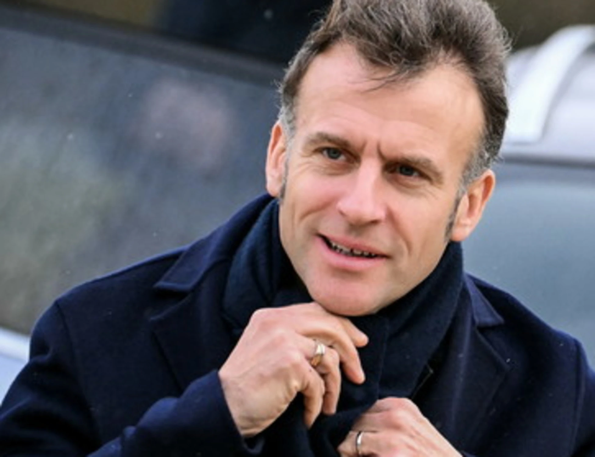 Milano-Cortina, Macron rosica: cosa pubblica durante la cerimonia, una provocazione ridicola