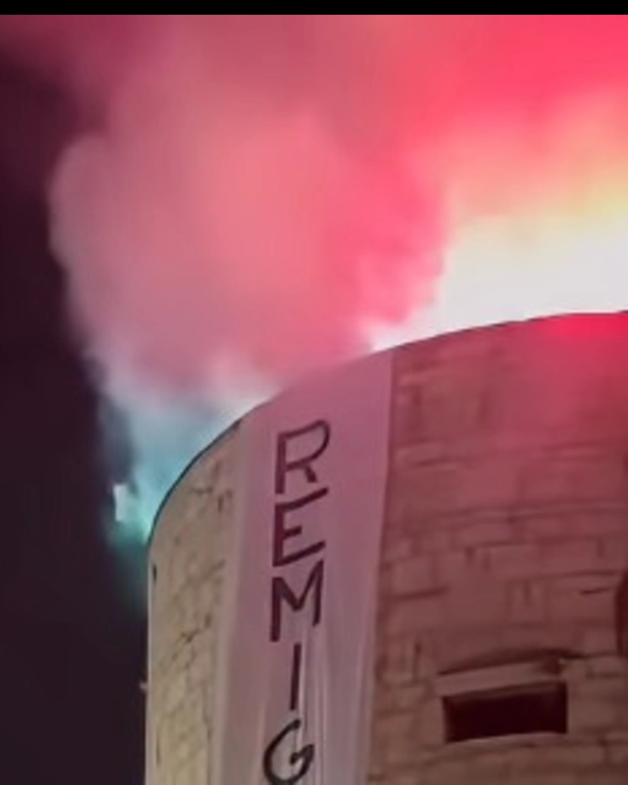 Brescia, blitz al Castello: lo striscione gigante "Remigrazione", è caos
