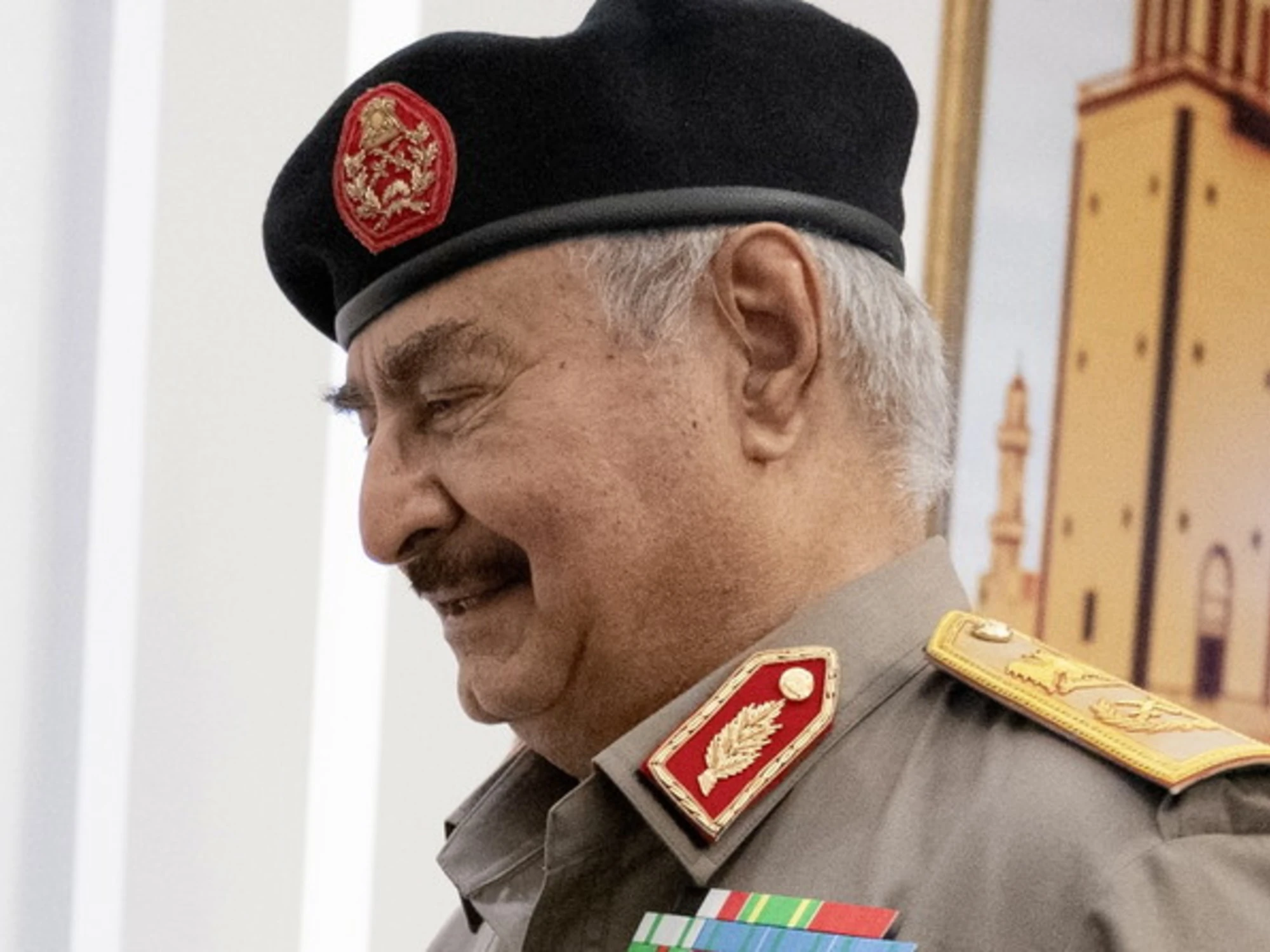 La sinistra tifa per il generale Haftar pur di infangare l'Italia e Piantedosi