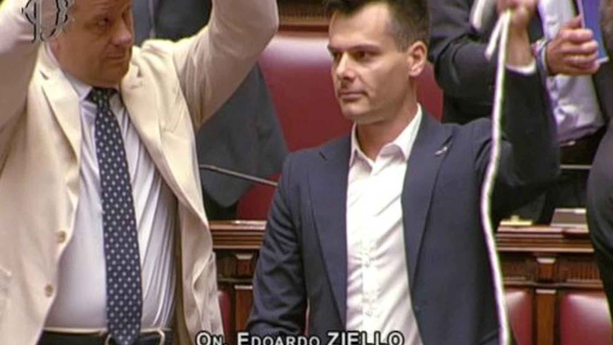 Futuro Nazionale, deputato mostra il cappio: "Siete complici!". Caos alla Camera