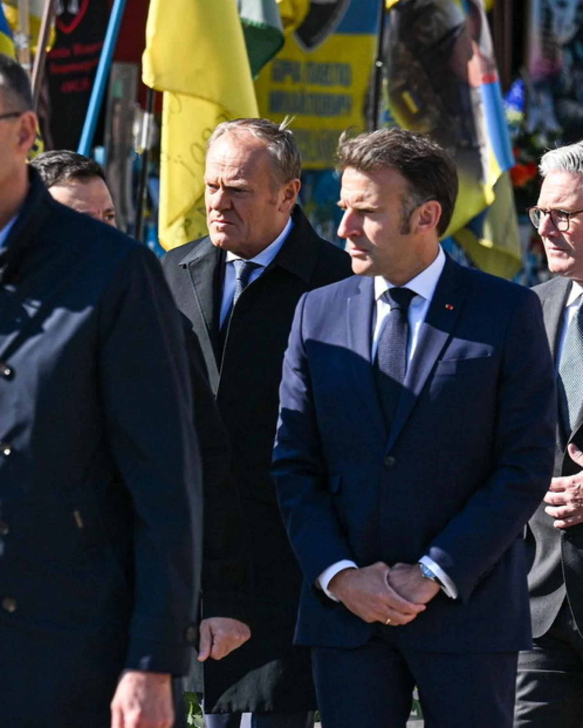 Volenterosi a Kiev. Mosca gela Macron. Trump: "Pronti a tregua da lunedì"