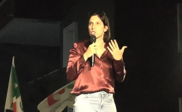 Elly Schlein surreale: "Noi condanniamo i teppisti, ma Meloni condanni Netanyahu"