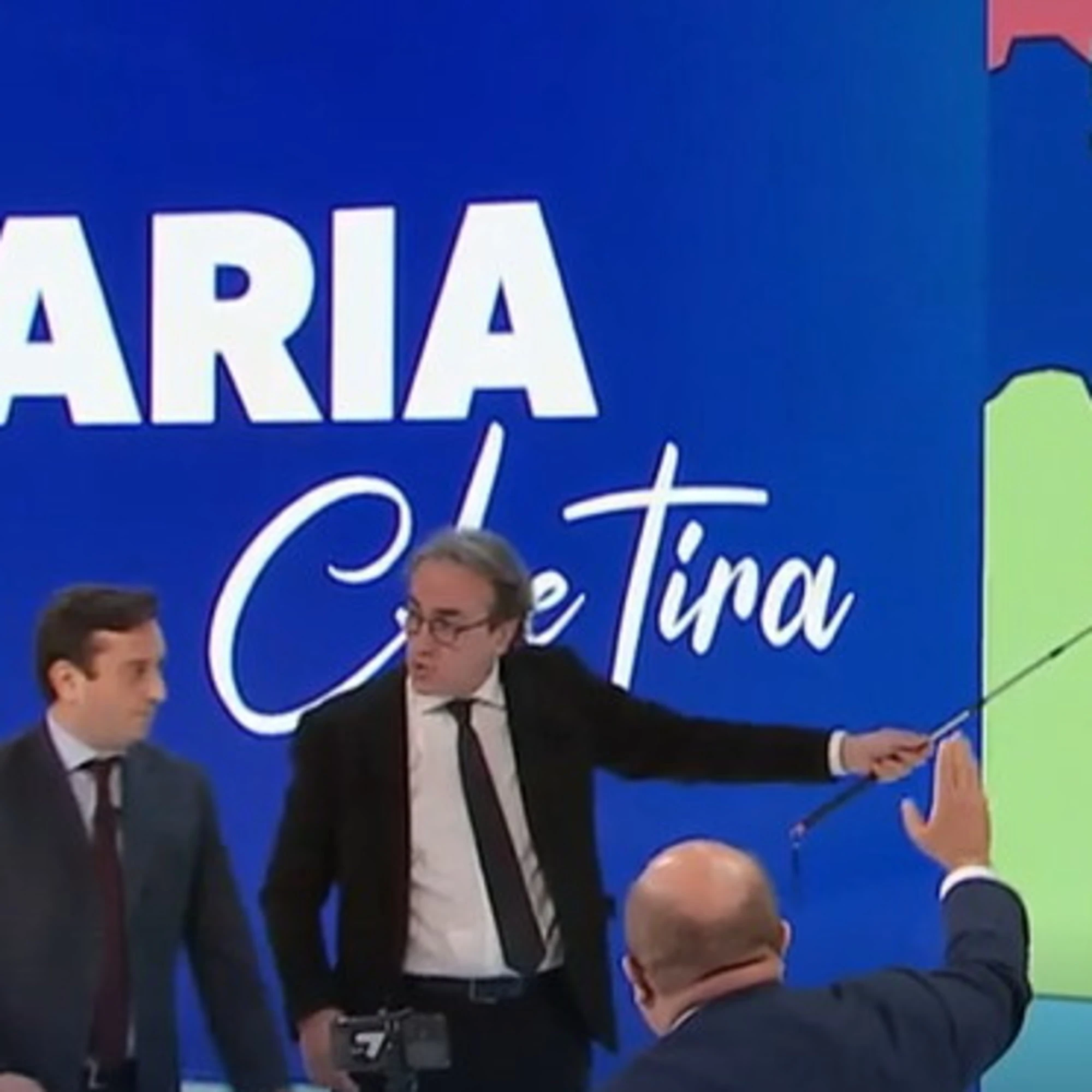 Angelo Bonelli, che imbarazzo: trema davanti alla mappa