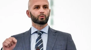 Cina, l'accusa di Procaccini: "Ci avvelena e incassa"