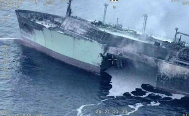 Nave russa distrutta, l'attacco alla Arctic Metagaz nel Mar Mediterraneo: tensione alle stelle