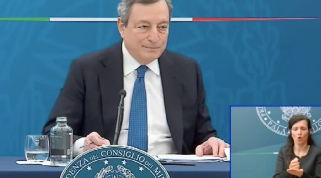 Mario Draghi dopo la cabina di regia: "I governatori si adegueranno". Scuola aperta e medici no vax, la svolta del governo