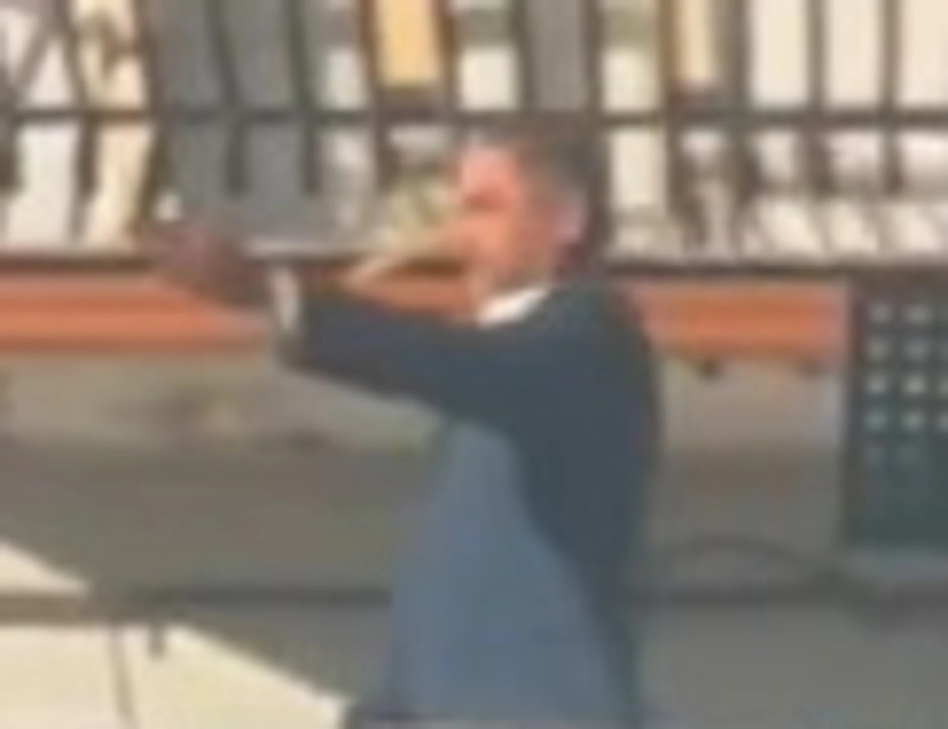 Campana, il candidato sindaco si presenta sul palco vestito da Pinocchio