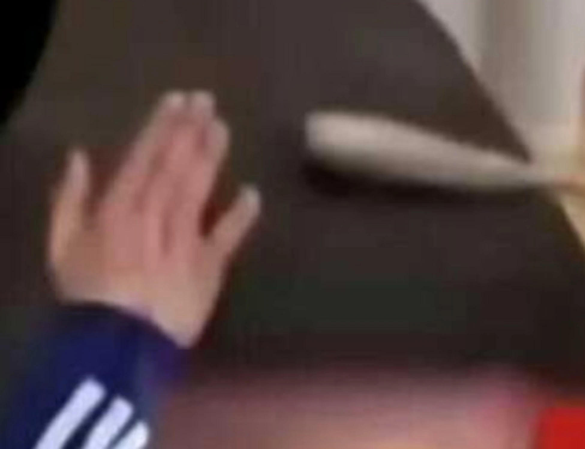 Catania, "io sono il tuo padrone": picchia il figlio con un cucchiaio di legno, il video finisce online