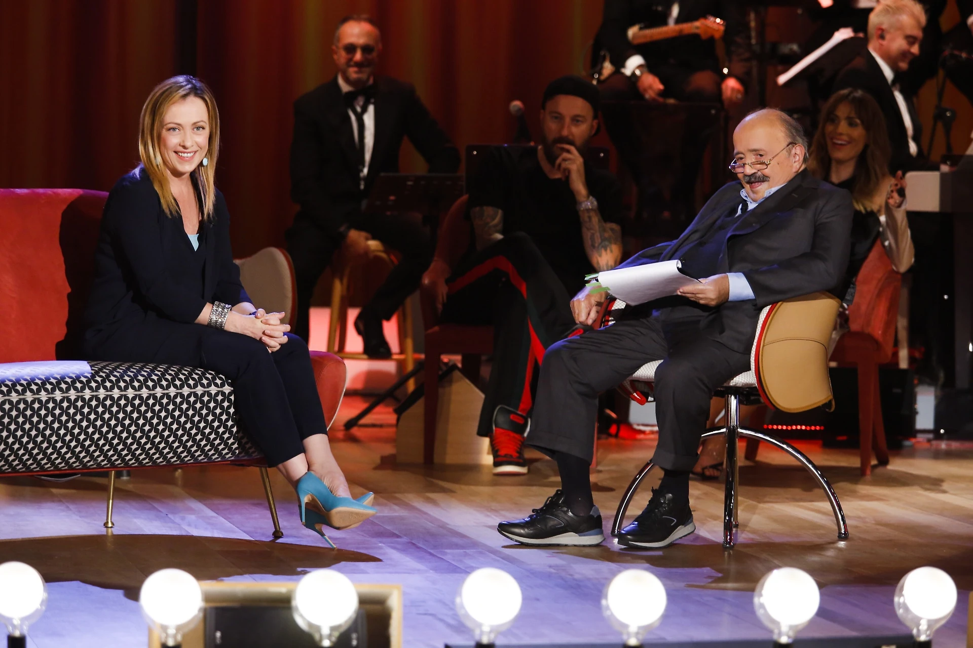 Giorgia Meloni al Maurizio Costanzo Show, look audace e tacchi a spillo: come incanta in tv