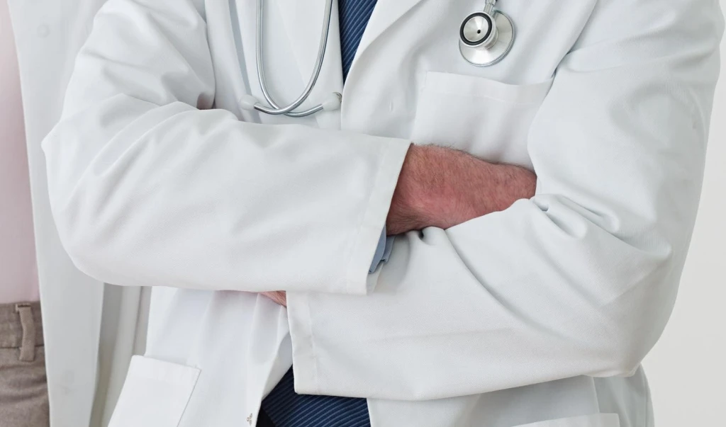 Carenza di medici? "Solo pochi non in regola, ma un danno per tutta la categoria"