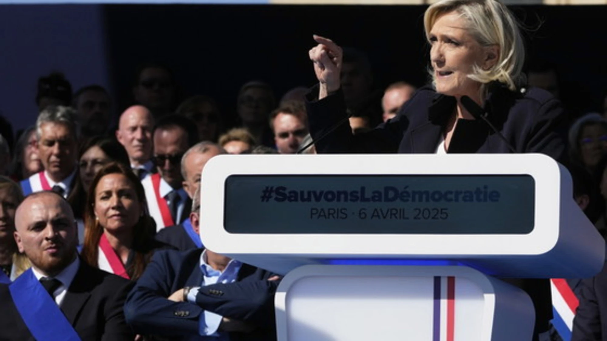 Marine Le Pen a Quarta repubblica: "Censurano chi è contro questa Ue"