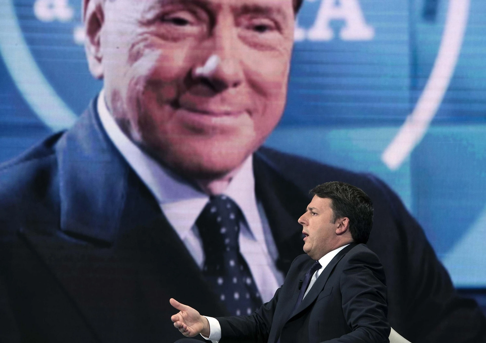 Matteo Renzi, la frase rubata su Silvio Berlusconi: "Fa bene, deve continuare così"