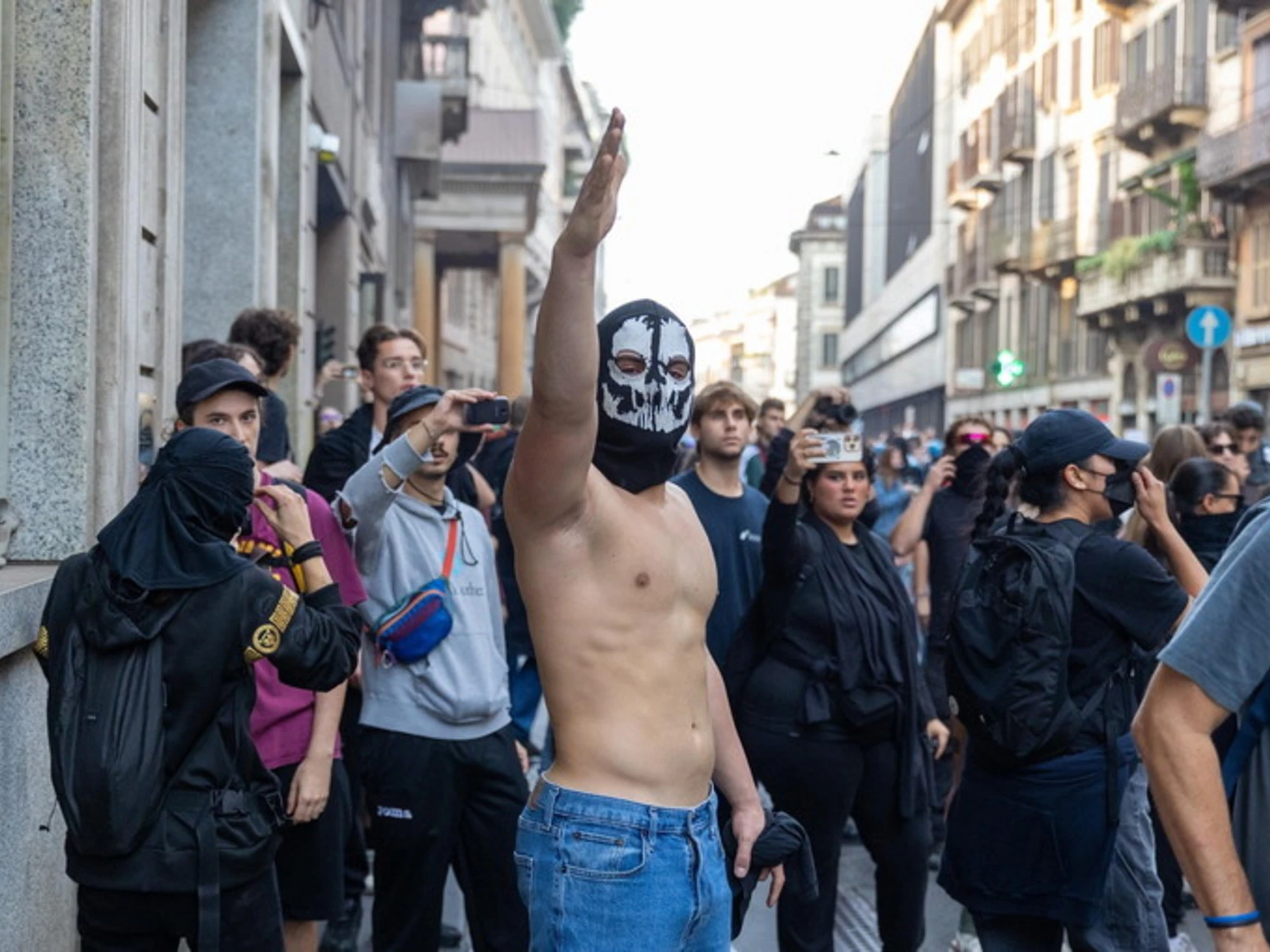Violenti in piazza, paura per le infiltrazioni di black bloc. Le mosse di Russia e Cina