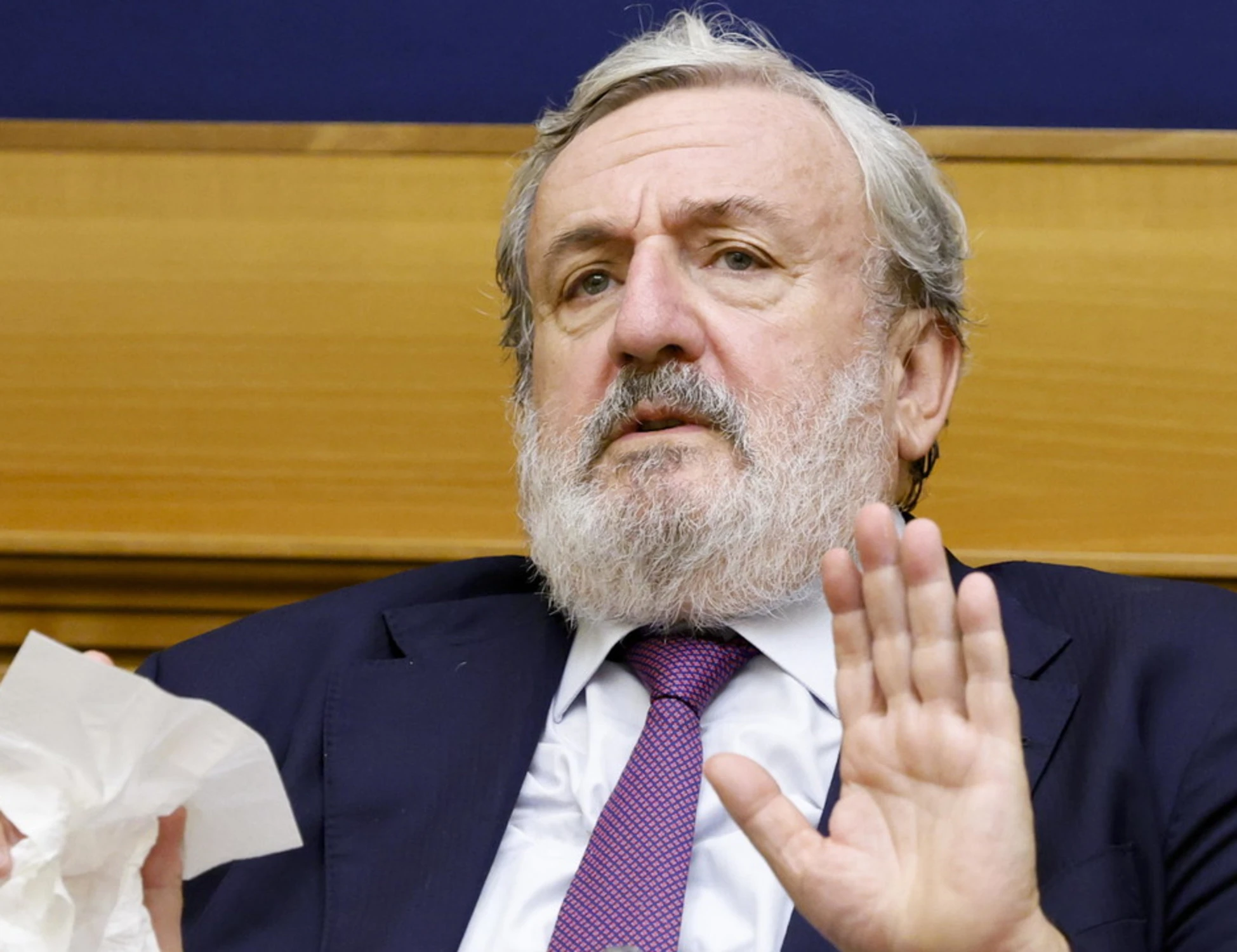 Michele Emiliano torna in magistratura e chiede promozione e aumento