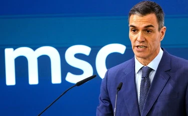 Iran, Pd e M5s difendono Sanchez e insultano Meloni: "La differenza tra obbedire e governare"