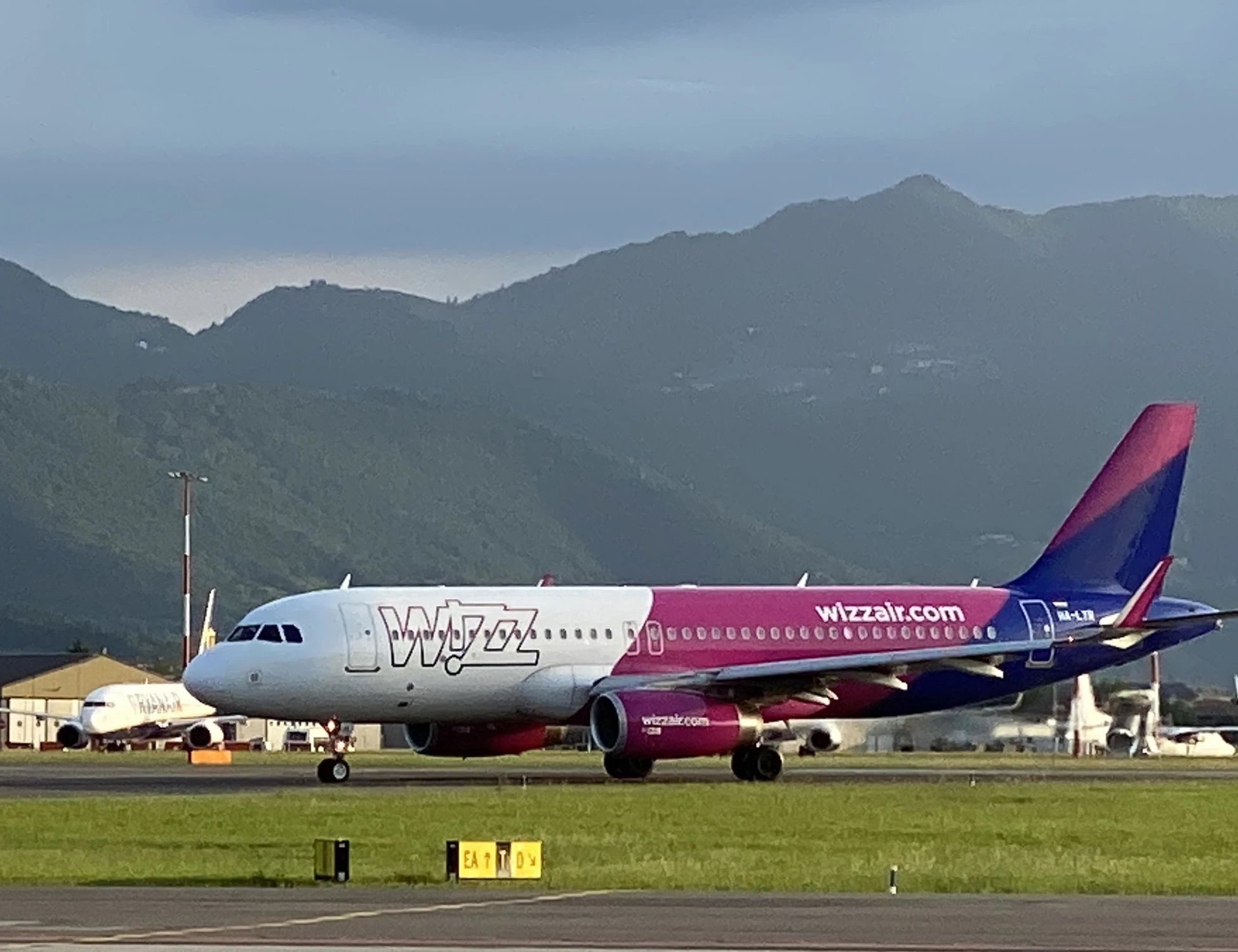 Brindisi, rivolta e caos in aeroporto: "Fateci partire per l'Albania"