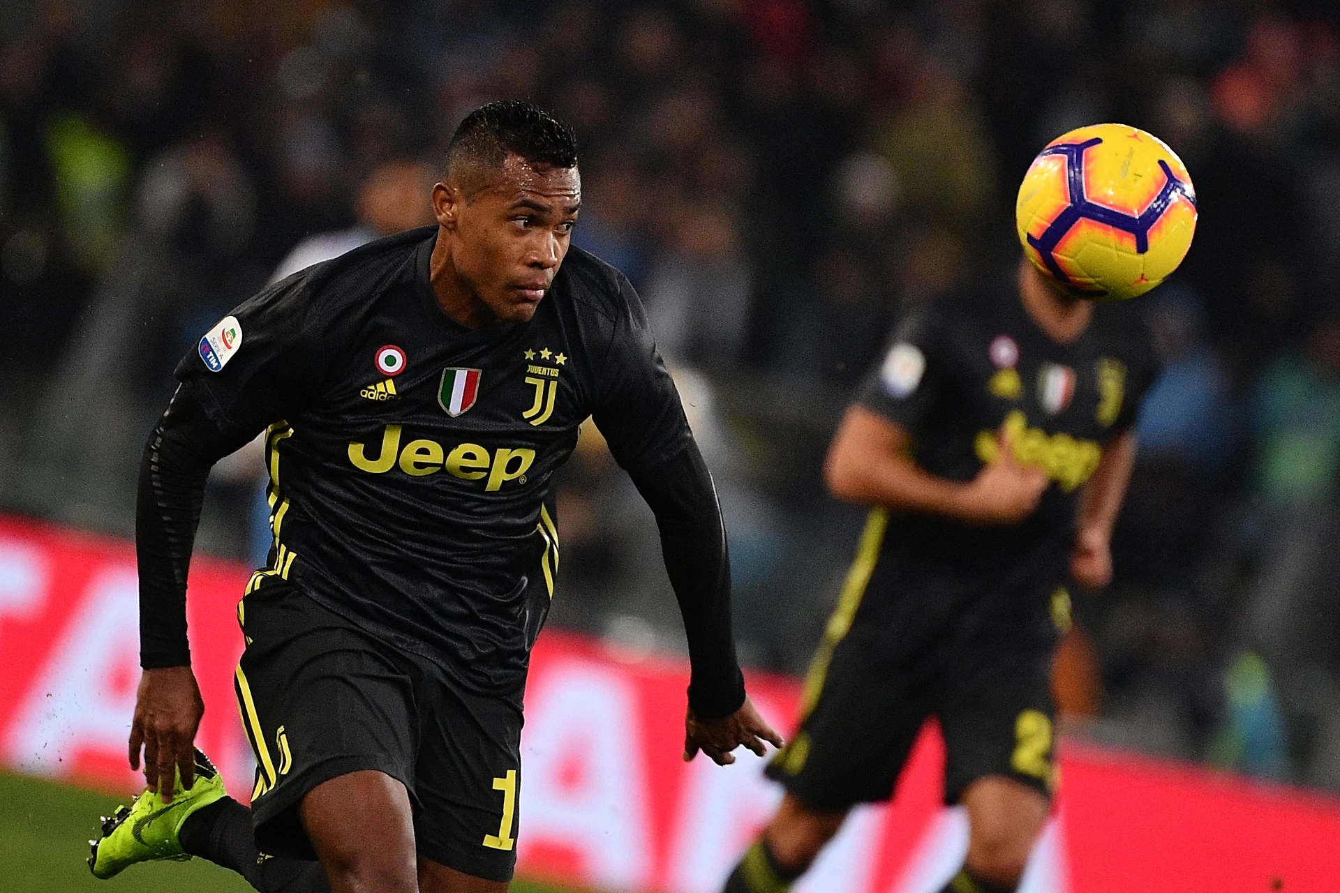 Douglas Costa, terribile incidente per lo juventino: miracolato, com'è ridotta l'auto