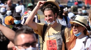 Mattia Santori, sardine in piazza a Roma per il "No" al referendum: scarso afflusso, il capo è assente