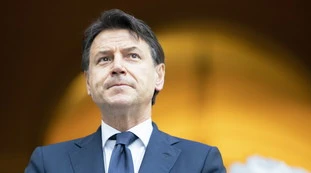 Giuseppe Conte, tregua con Di Battista e telefonata a Confindustria: le mosse del premier per restare a galla