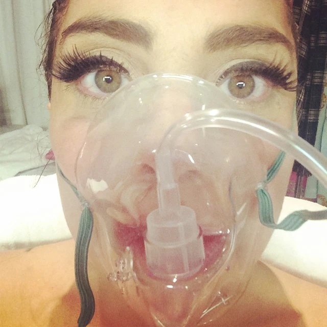 Lady Gaga ricoverata per un malore, il selfie in ospedale