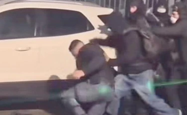 Torino, "hanno provato a bruciargli la retina": l'ultimo orrore contro l'agente