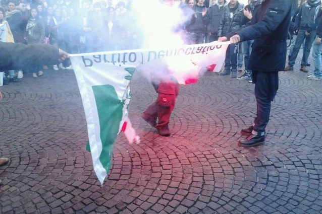 Studenti in marcia, bruciata la bandiera del Pd