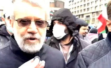 Iran, la diretta della guerra nel Golfo. Hegseth: "Leader sotto terra come topi". Missili su Teheran, in piazza c'era Larijani