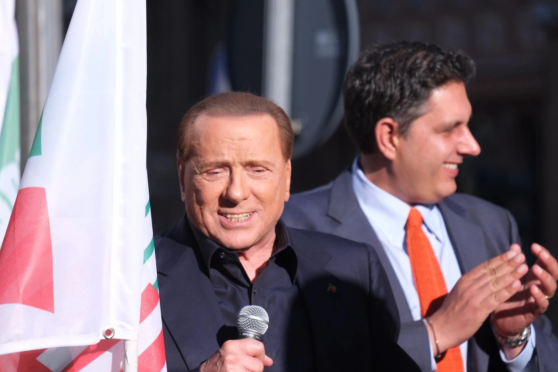Silvio Berlusconi, Forza Italia a pezzi. Giovanni Toti letale: "Resto nel partito, se esiste ancora"