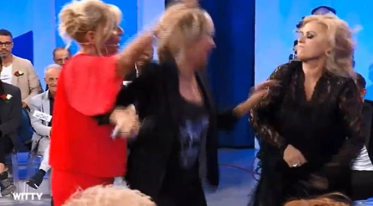 Uomini e donne, Tina Cipollari aggredisce Gemma Galgani: costretta ad intervenire Maria De Filippi