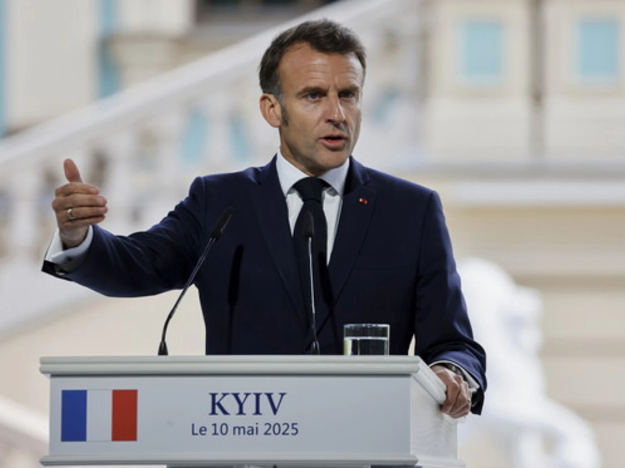Macron sfida Putin: "Bombe nucleari nelle basi alleate"