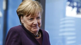 L'Italia dovrebbe chiedere i danni ad Angela Merkel e alla Ue: "Ci hanno boicottato gli alleati europei"