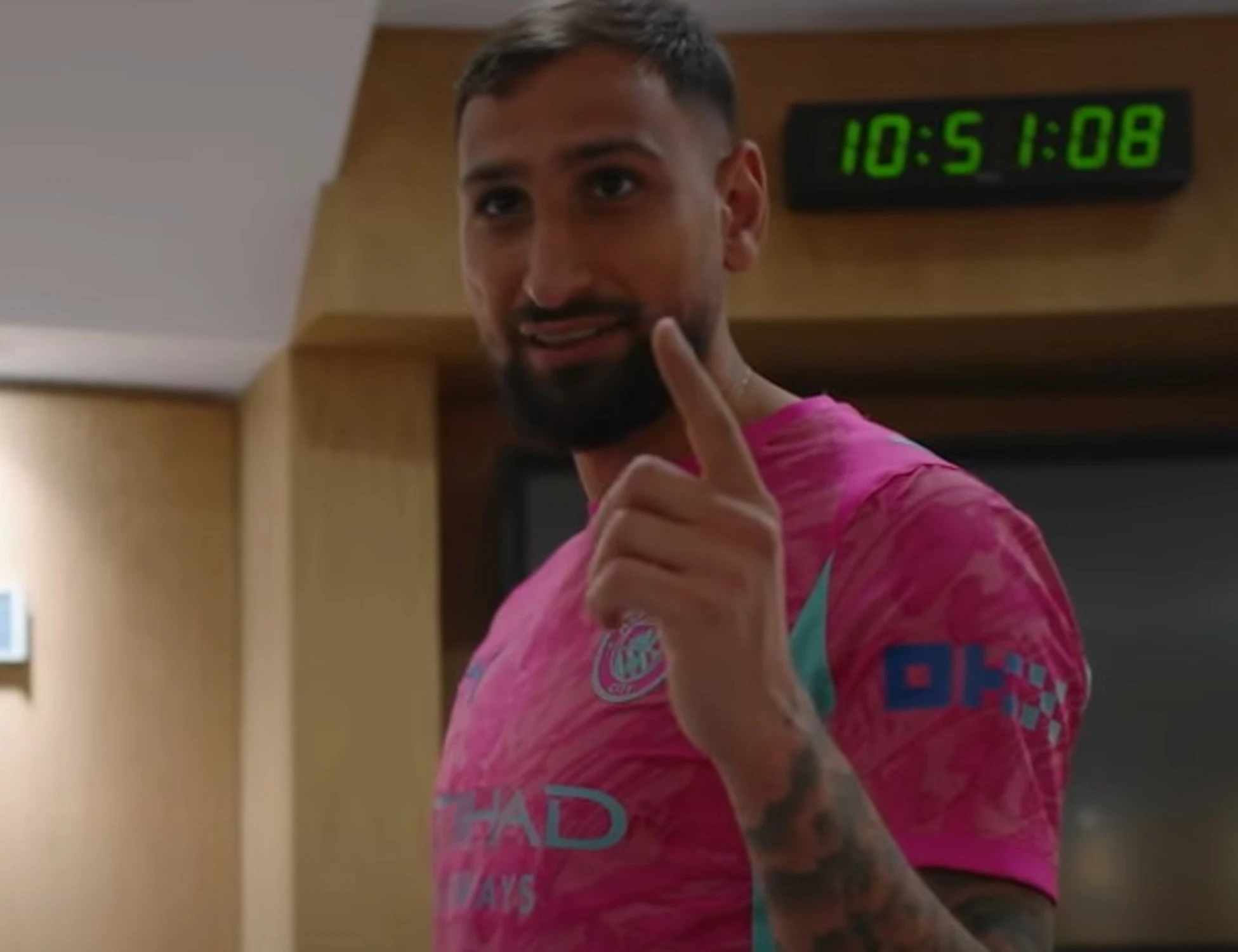 Gigio Donnarumma, attimi di sconcerto: al City si presenta così