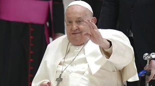 Papa Francesco, infezione polimicrobica: "Quadro clinico complesso, la degenza sarà lunga"