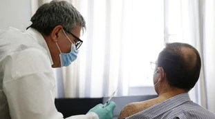 Vaccino, 90 dosi in pochi mesi: la follia di un uomo tedesco, perché lo ha fatto (e com'è ridotto)