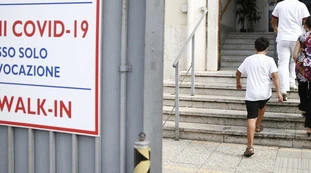 Coronavirus, il bollettino del 22 agosto: 23 morti. La regione con il record di contagi: la zona gialla così è certa