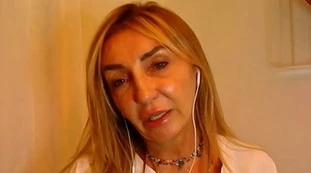 Alessandra Ghisleri, "torna a fare la prostituta": chi l'ha insultata così