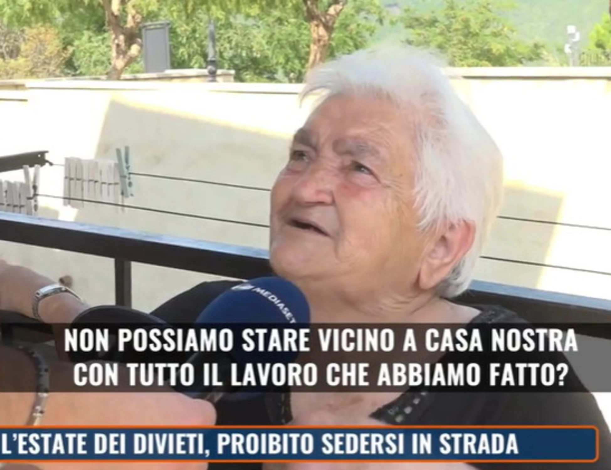La vecchietta <br />si arrabbia: <br />&quot;Venga qua&quot;