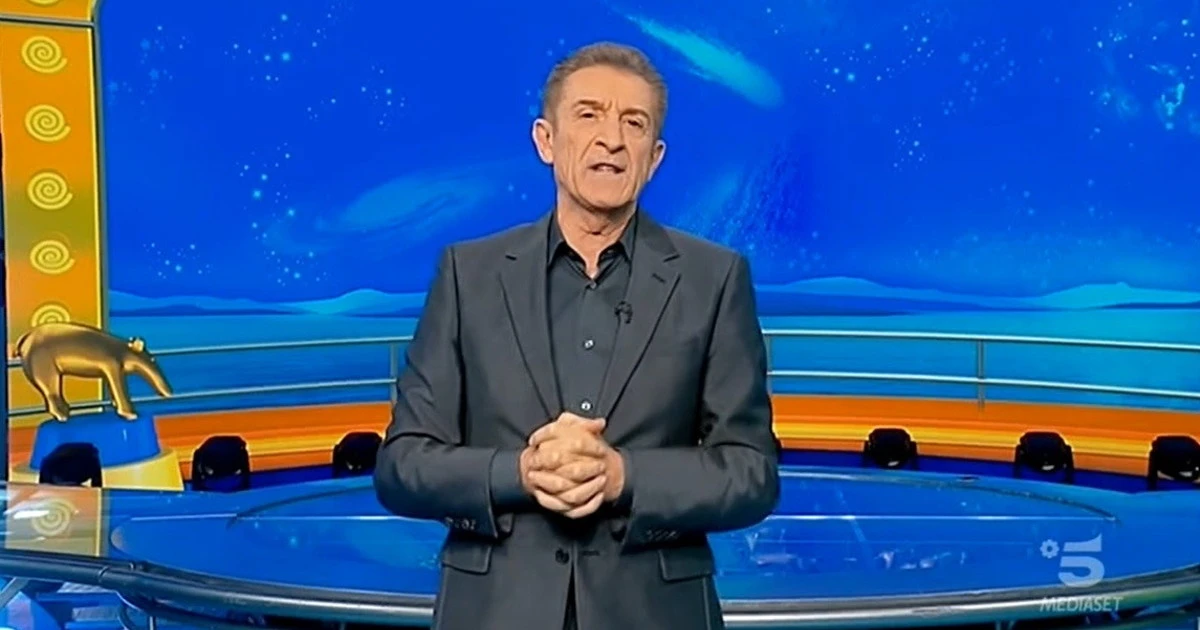 Striscia la Notizia, Giuseppe Conte umiliato da Ezio Greggio: "Altrimenti scoppia la rabbia?"