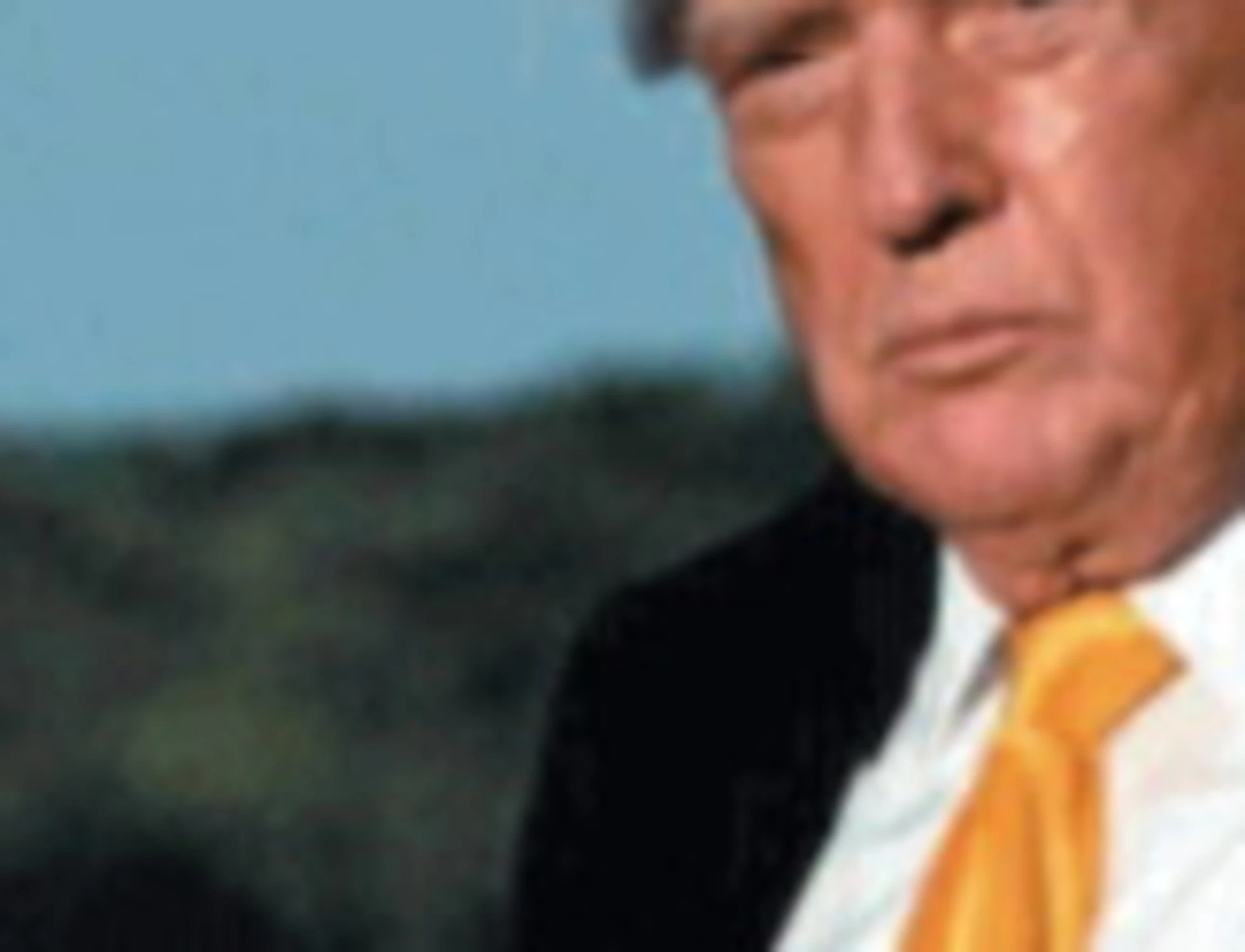 Trump quasi irriconoscibile, la foto che fa il giro del mondo: occhio ai capelli...