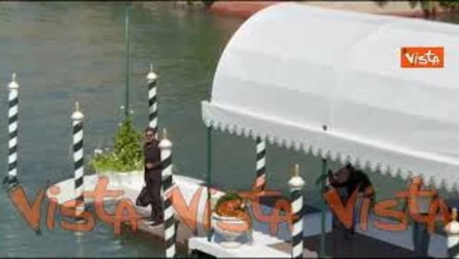 Venezia 83, Pierfrancesco Favino in posa per i fotografi al suo arrivo al Lido