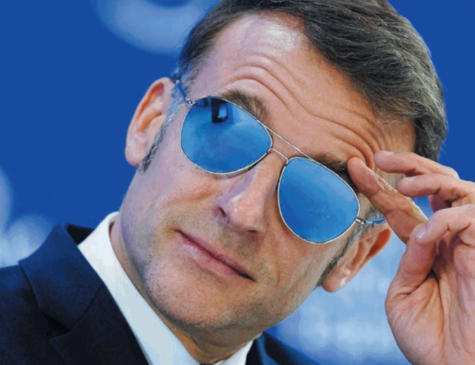 Macron a picco, gli occhiali pure: il tocco disgraziato del presidente