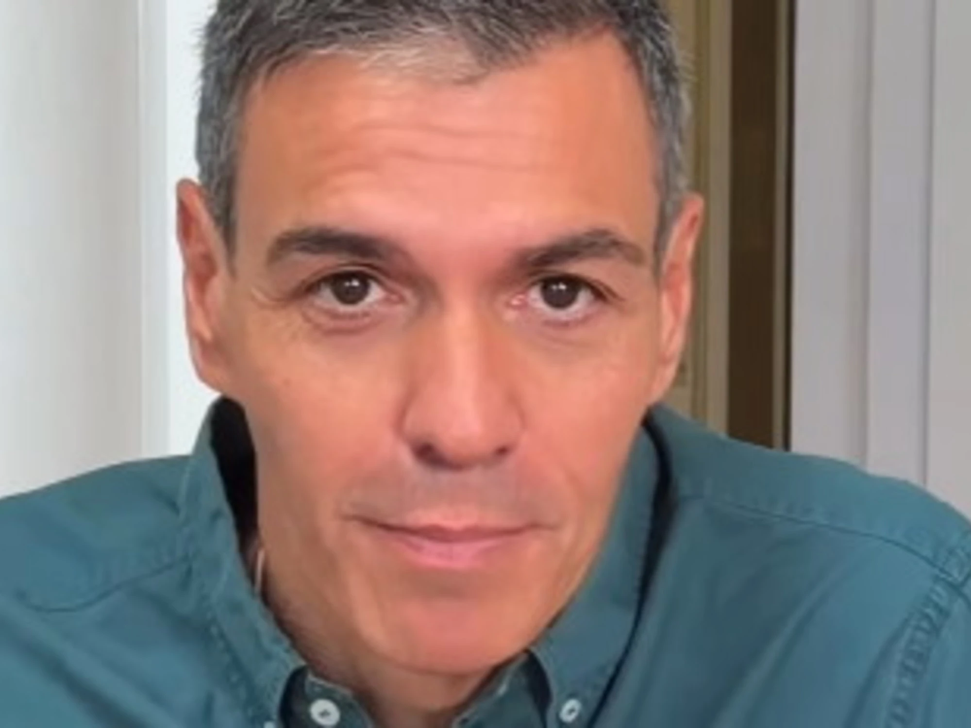 Pedro Sanchez come Renato Pozzetto: il video con cui si copre di ridicolo