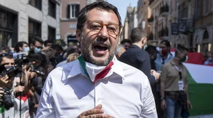 Matteo Salvini sbrocca per la Ocean Viking: "Altri 180 migranti a carico degli italiani, ma i soldi per i disabili non ci sono"