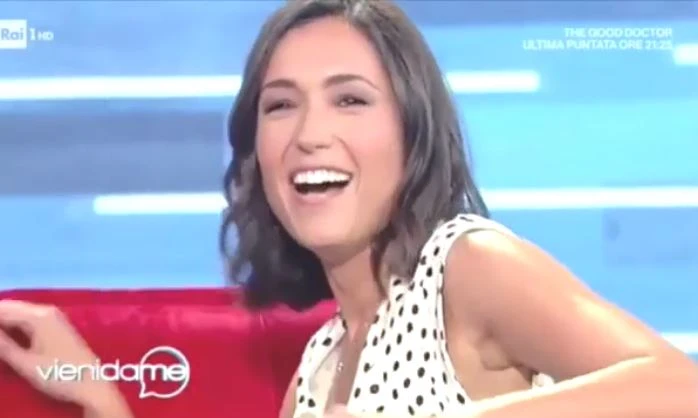 Vieni da me, Caterina Balivo vede Vittorio Sgarbi ed entra in modalità "capra, capra, capra"